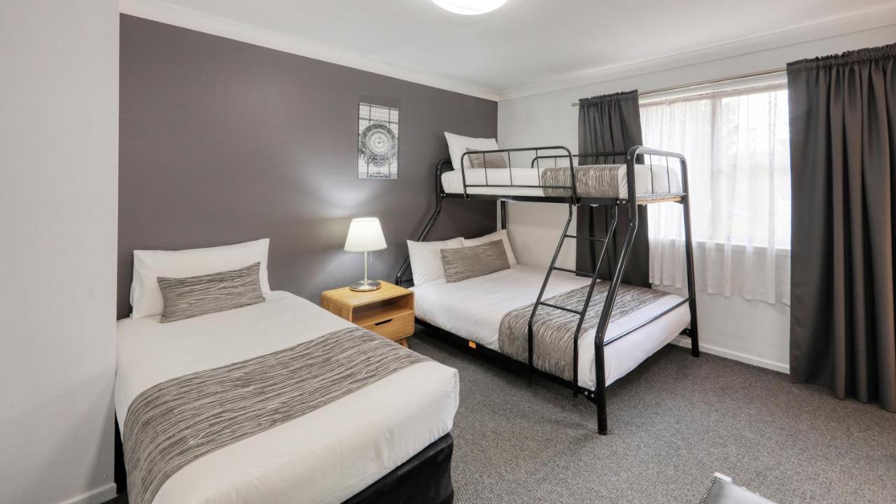 Colonial Motel & Apartments Янг Экстерьер фото