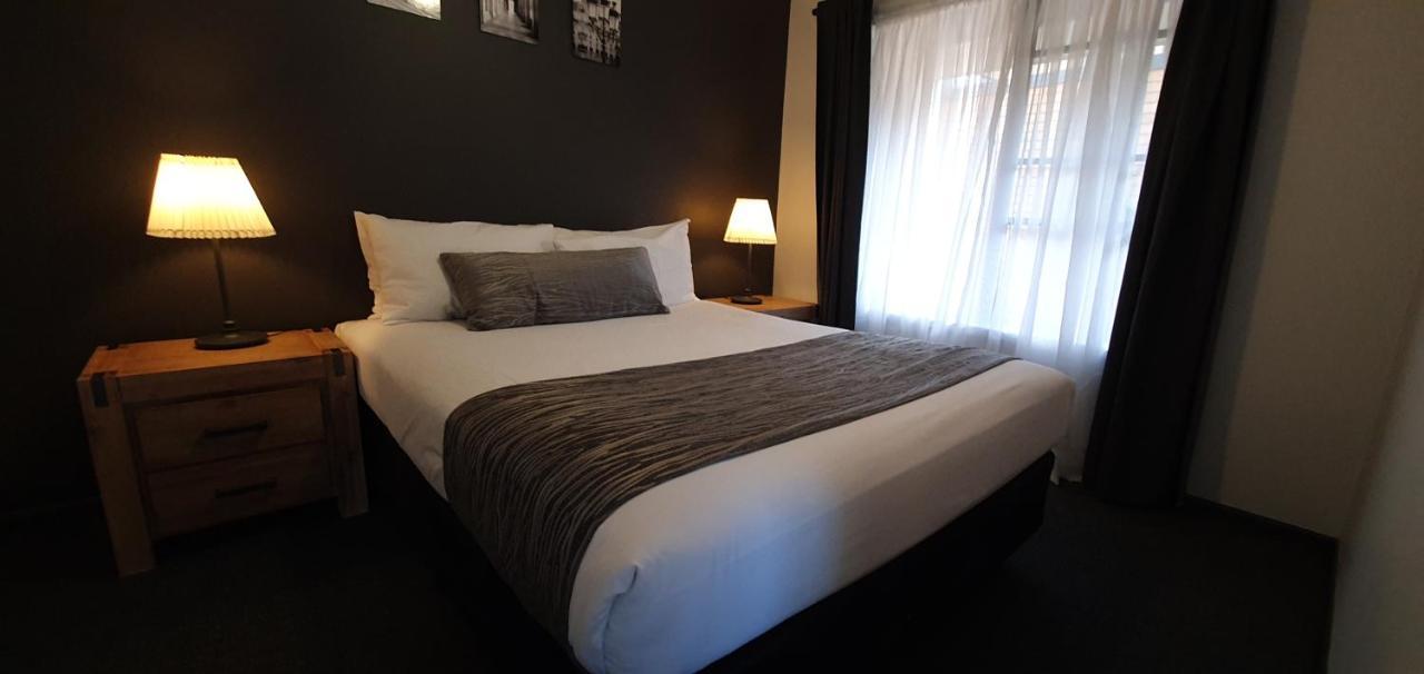 Colonial Motel & Apartments Янг Экстерьер фото