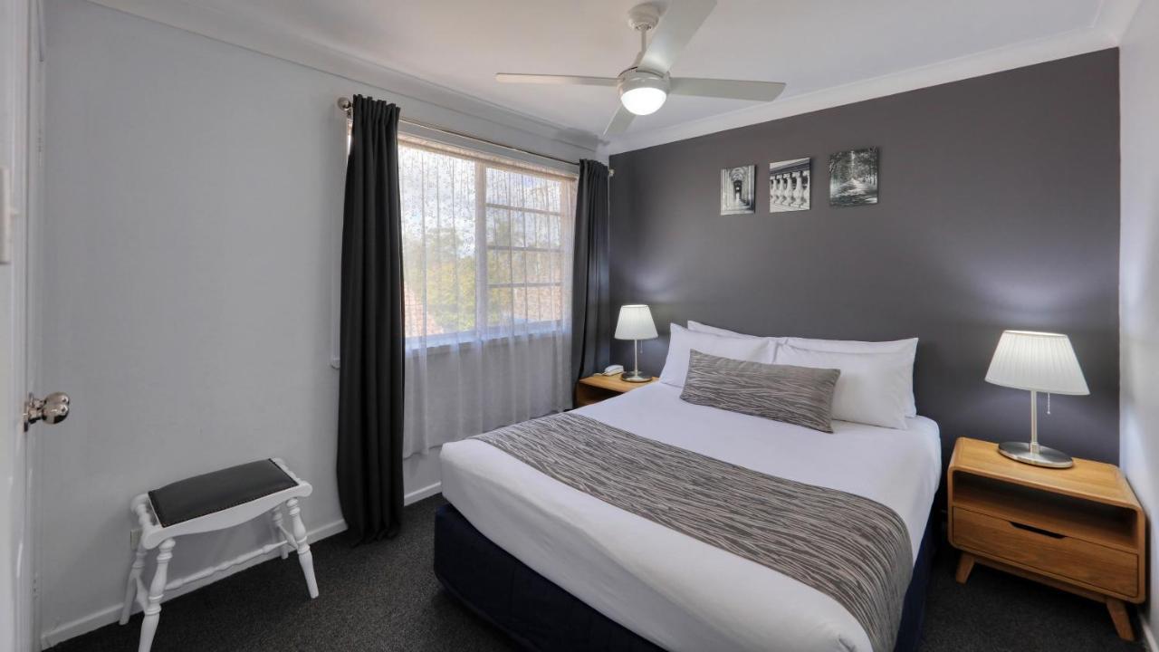 Colonial Motel & Apartments Янг Экстерьер фото