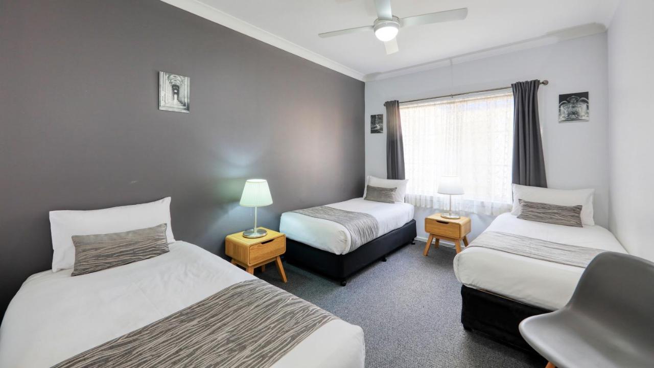 Colonial Motel & Apartments Янг Экстерьер фото