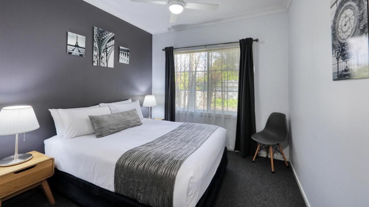 Colonial Motel & Apartments Янг Экстерьер фото